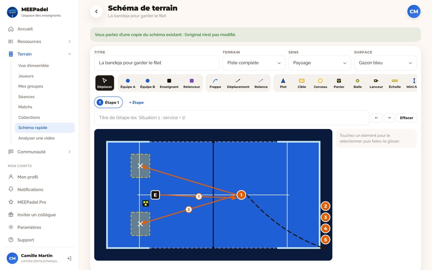 L’éditeur de schéma sur une piste de padel, avec un binôme au filet et l’enseignant au fond